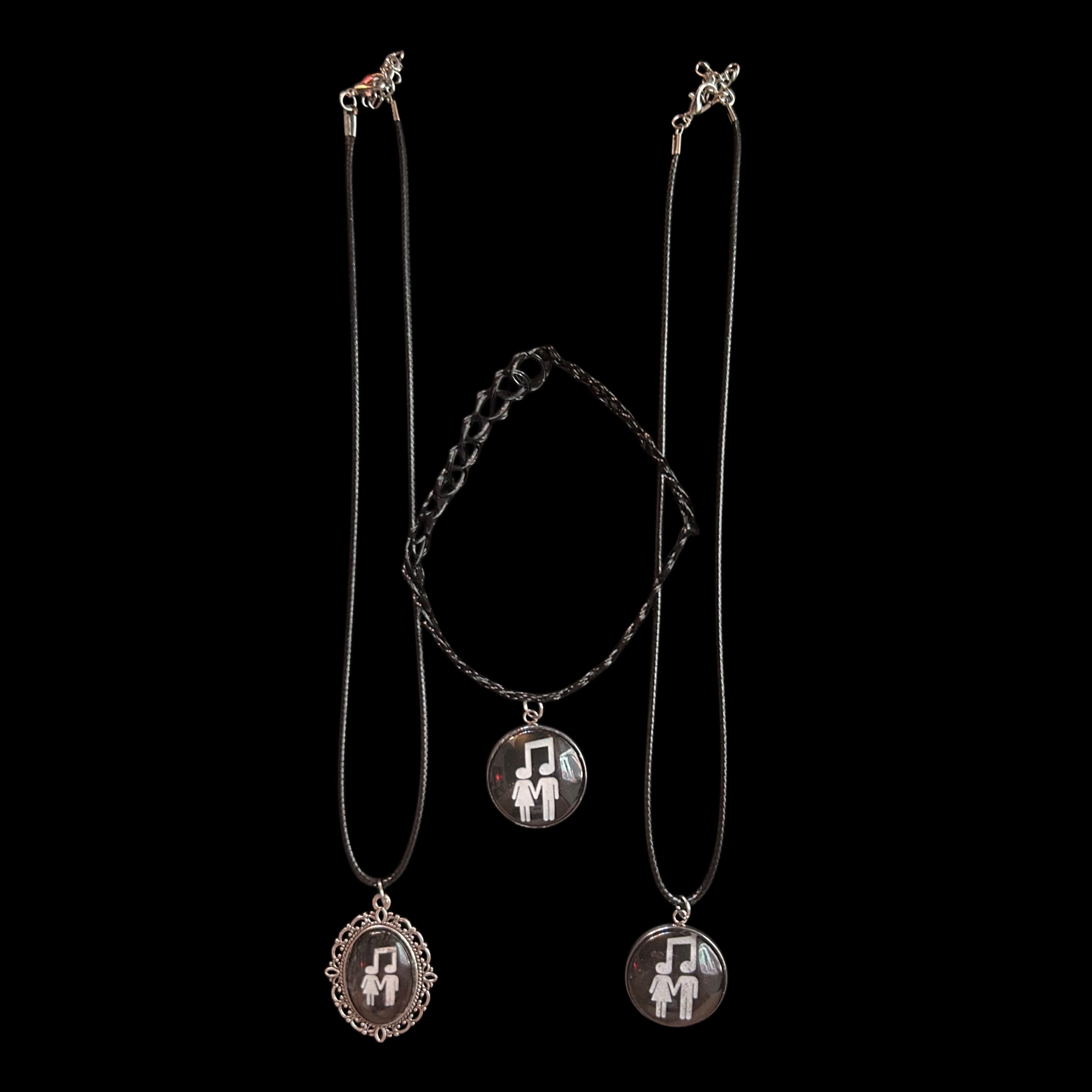 Music connects people necklace